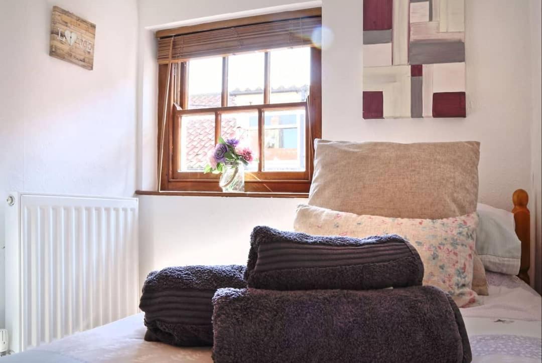 Cottages-Whitby - Bishops Cottage Уитби Екстериор снимка